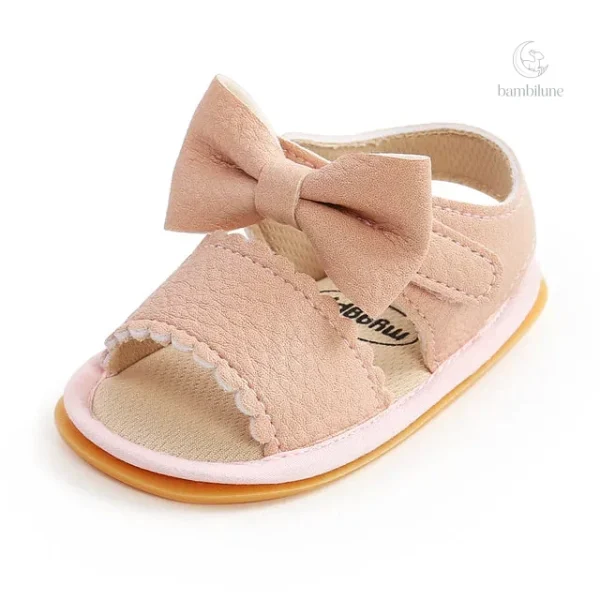 Modèle tendance de sandales pour jeunes enfants