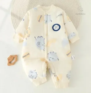Confort et style réunis dans une combinaison pour enfants