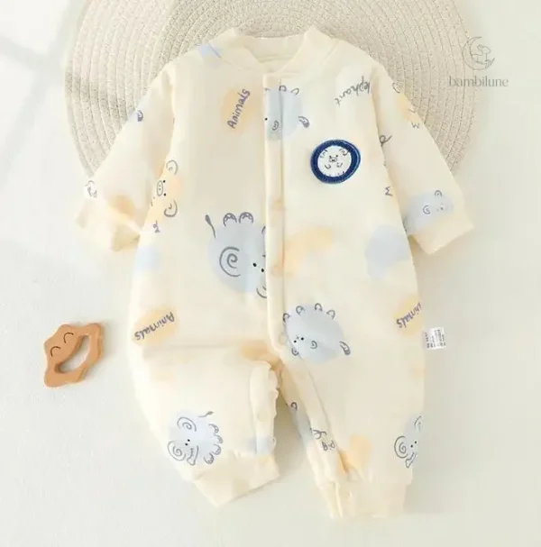 Confort et style réunis dans une combinaison pour enfants