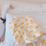 Mode enfantine : ensemble à cœurs pour le printemps-été