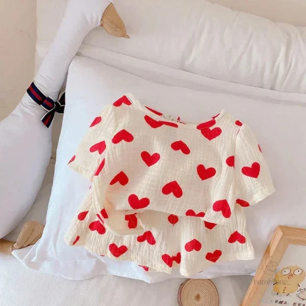 Vêtements légers pour enfants, style estival et joyeux