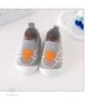 Mini chaussures pour tout-petits, parfaites pour jouer