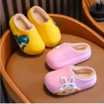 Chaussures d'intérieur imperméables pour les plus jeunes