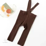 Vêtements enfants : leggings avec bretelles pratiques