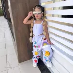 Débardeurs et pantalons tendance pour les petits