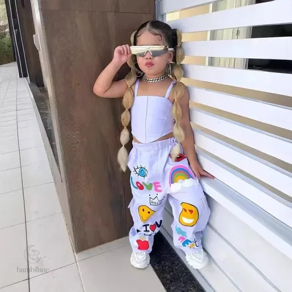 Débardeurs et pantalons tendance pour les petits