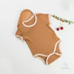 Grenouillère bébé en tissu léger et coloré