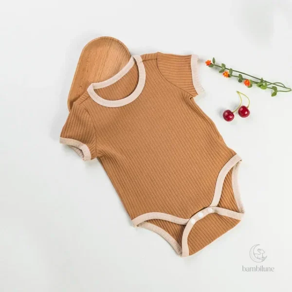 Grenouillère bébé en tissu léger et coloré