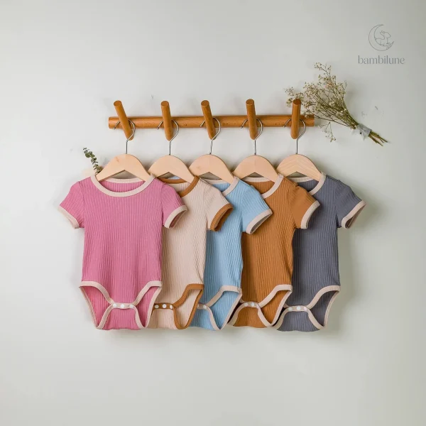 Grenouillère colorée pour bébé, style ludique