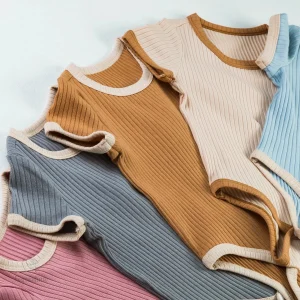 Grenouillère bébé en couleurs vives, confort assuré