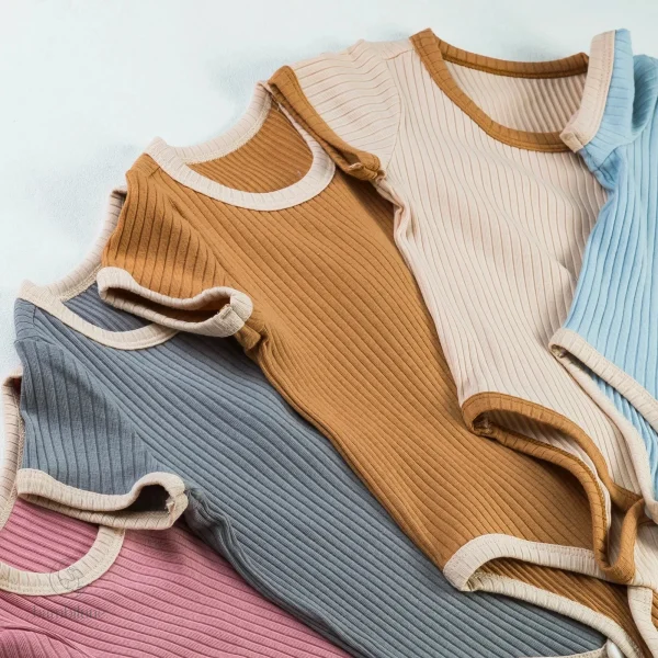 Grenouillère bébé en couleurs vives, confort assuré