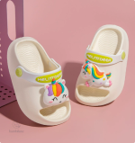 Chaussons à pois pour protéger les pieds des enfants