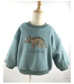 Un pull d'hiver enfant avec illustration de dinosaure joyeux