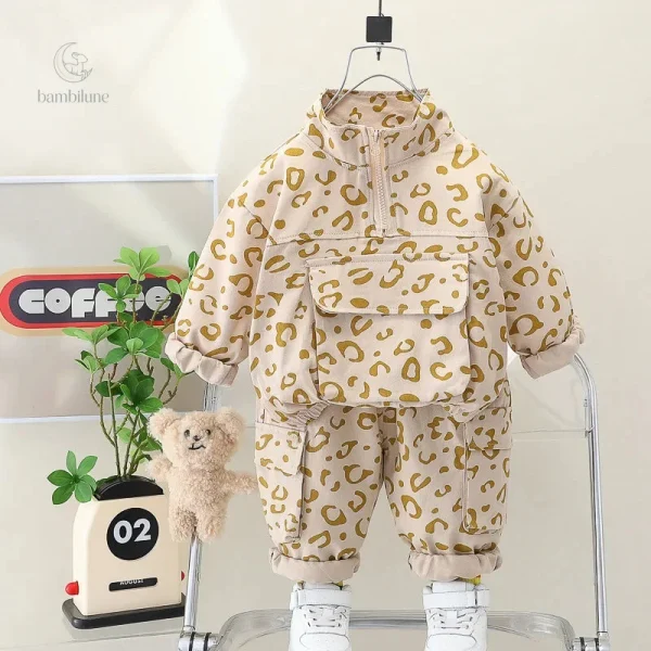 Imprimé léopard sur robe d'hiver pour enfants actif