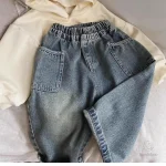 Look décontracté avec ce jean pour enfants