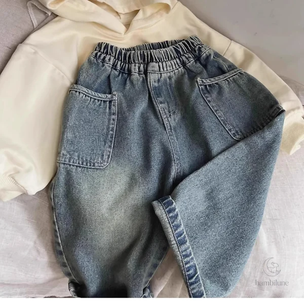 Look décontracté avec ce jean pour enfants