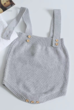 Barboteuse tricotée aux motifs charmants