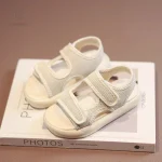 Look élégant pour les pieds des enfants en été