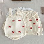 Ensemble mignon en tricot pour petites filles