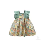 Chapeau assorti à la robe fleuri pour look complet