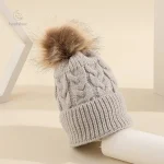 Accessoire chaud : chapeau de police pour l'hiver
