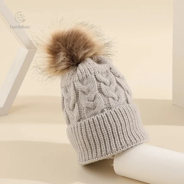 Accessoire chaud : chapeau de police pour l'hiver