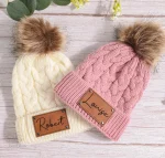 Chapeau avec pompon, look amusant pour l'automne