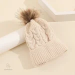 Chapeau d'automne avec pompon, idéal pour les jeux