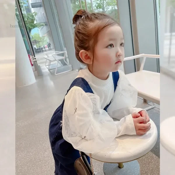 Vêtements tendance pour petites filles - salopette à la mode