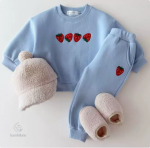 Pull enfant avec motif de fraises colorées