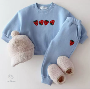 Pull enfant avec motif de fraises colorées
