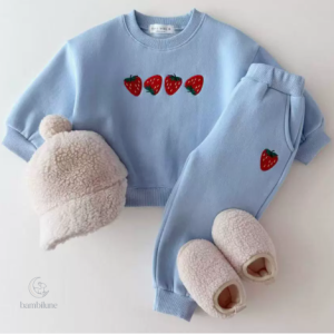Pull enfant avec motif de fraises colorées
