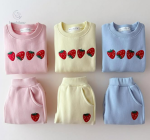 Pull à manches longues avec motif de fraises