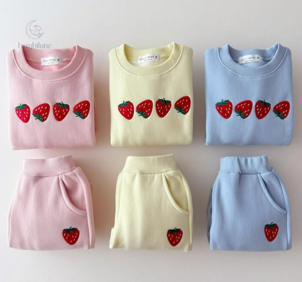 Pull à manches longues avec motif de fraises