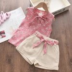 Vêtement enfant avec motifs floraux et couleurs vives