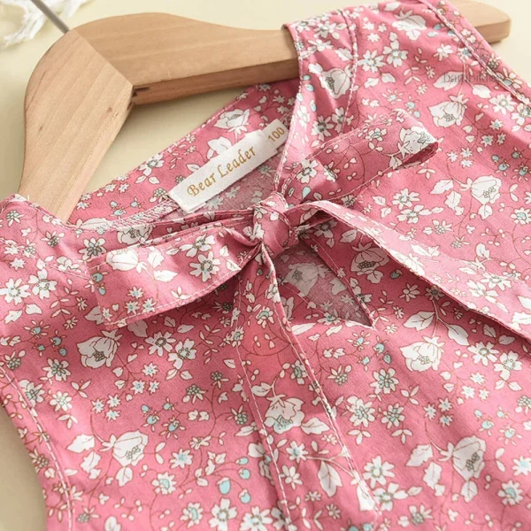 Tenue pour enfants, charmante avec des fleurs