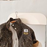 Veste chic léopard, idéale pour les journées fraîches