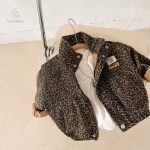 Veste automnale avec motif léopard, parfaite pour jouer