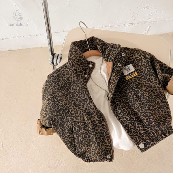 Veste automnale avec motif léopard, parfaite pour jouer