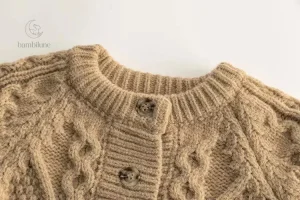 Vêtement enfant : pull tricoté idéal pour l'hiver