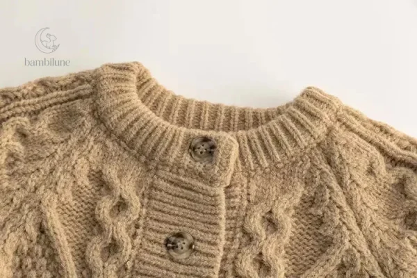 Vêtement enfant : pull tricoté idéal pour l'hiver