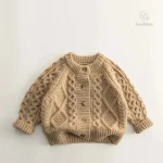 Vêtement enfant : pull tricoté, essentiel du dressing