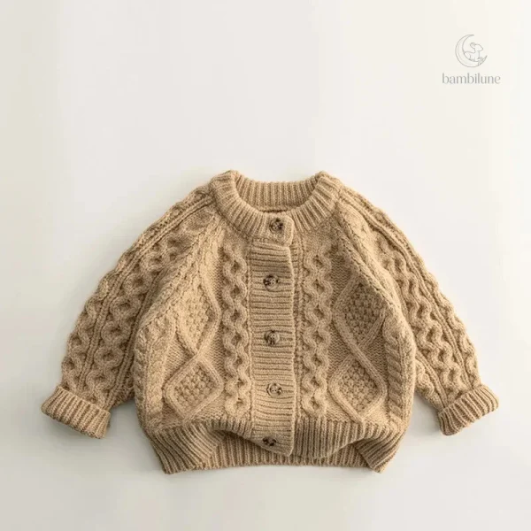 Vêtement enfant : pull tricoté, essentiel du dressing