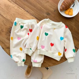 Mini survêtement à cœurs colorés pour enfants