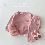 Look enfantin avec survêtement ourson pratique