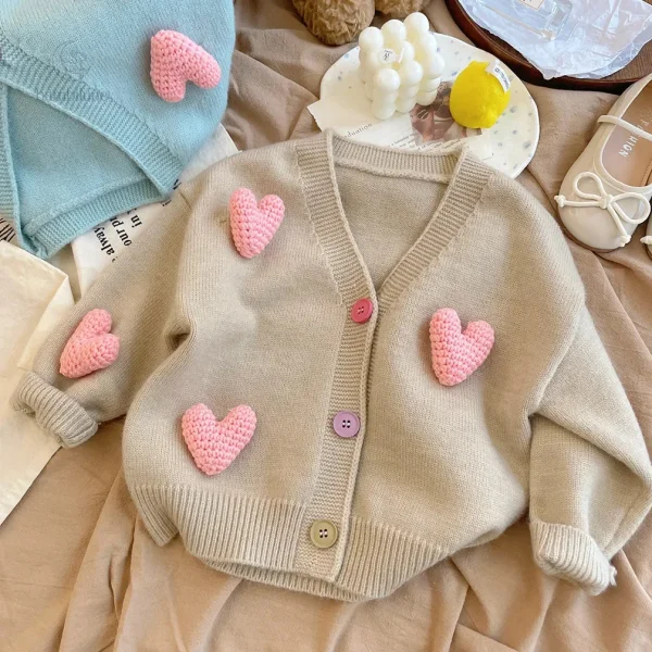 Confort et style avec ce pull en forme de cœur