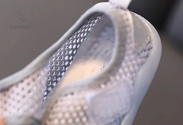 Mini chaussures maillées pour le confort des enfants
