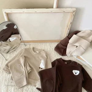 Look stylé avec cet ensemble de survêtement enfant