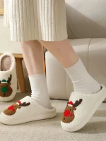Chaud et festif, chaussons d'hiver pour les petits