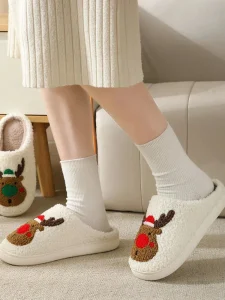 Chaud et festif, chaussons d'hiver pour les petits